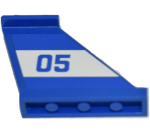 LEGO Bleu Queue 4 x 1 x 3 avec '05' sur blanc Background (Droite) Autocollant (2340)