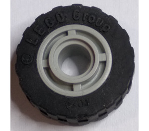 LEGO Light Gray Wheel Hub Ø11.2 x 8 with Centre Groove with Tire Ø 17.6 x 6.24 without Band