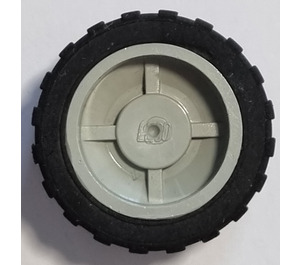 LEGO Lys grå Wheel Hub 14.8 x 16.8 with Centre Groove with Tire 24 x 14 Shallow Tread (Tread Small Hub) without Band around Center of Tread