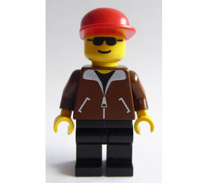 LEGO Railroad Yard Worker с кафяво Coat, Черно Крака, Слънчеви очила, и червен Шапка с козирка Минифигурка