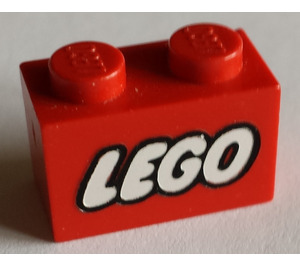 LEGO Červená Kostka 1 x 2 s Lego logo s zavřený 'O' se spodní trubičkou (3004)