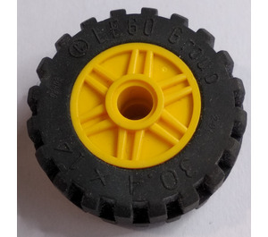 LEGO Gul Wheel Rim Ø18 x 14 with Pin Hole with Tire Ø 30.4 x 14 with Offset Tread Pattern and Band around Center