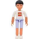 LEGO Belville Boy med Lys Violet Shorts, hvid T-Skjorte med 'LEGO' logo Minifigur