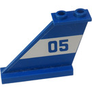 LEGO Bleu Queue 4 x 1 x 3 avec '05' sur blanc Background (La gauche) Autocollant (2340)
