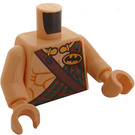 LEGO Helles Fleisch Minifigur Torso Tartan mit Batman Logo, mit Arme und Hände Licht Fleisch (973)