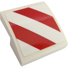LEGO blanc Pente 2 x 2 Incurvé avec rouge et blanc Danger Rayures (Droite Côté) Autocollant (15068)