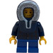 LEGO Boy mit Dark Blau Plaid Shirt, Kurz Blau Beine, und Blau Parka Kapuze Minifigur