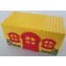 LEGO Amarillo Fabuland House Bloque con Rojo Puerta y Windows con Flor Pegatina